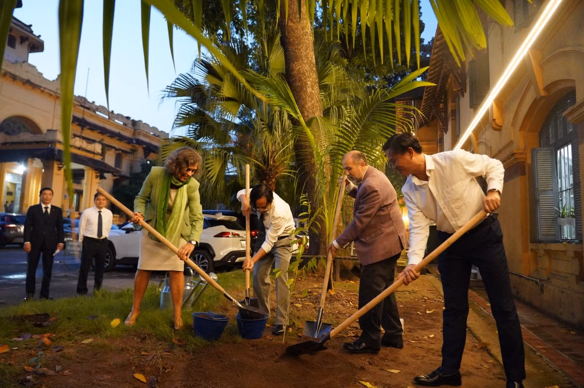Tôn vinh đóng góp của nhà khoa học với rừng, biến đổi khí hậu - Hình 14 Ton vinh dong gop cua nha khoa hoc voi rung, bien doi khi hau-Hinh-14