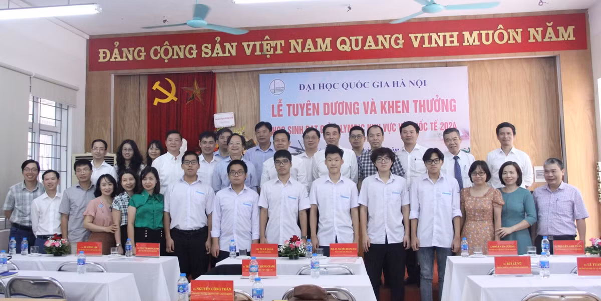 Tuyên dương 9 học sinh chuyên KHTN thi Olympic Quốc tế xuất sắc - Hình 2 Tuyen duong 9 hoc sinh chuyen KHTN thi Olympic Quoc te xuat sac-Hinh-2