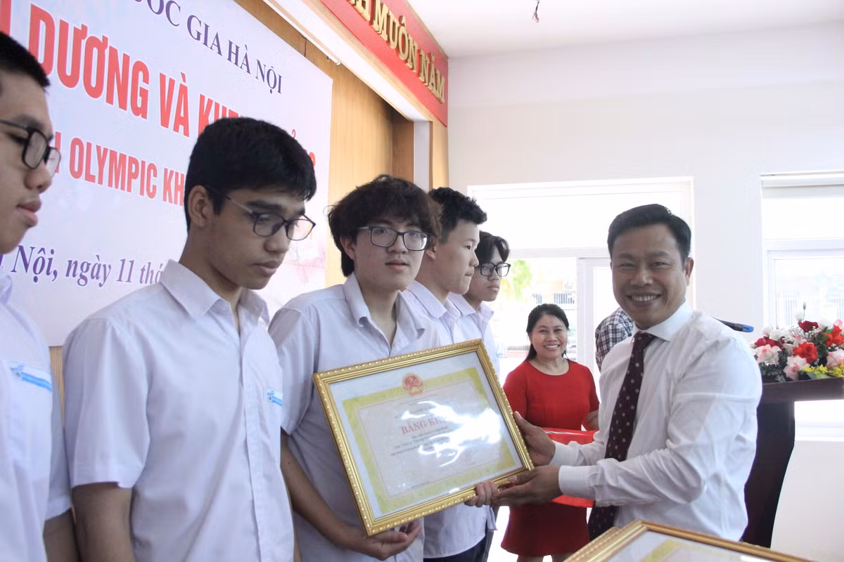Tuyên dương 9 học sinh chuyên KHTN thi Olympic Quốc tế xuất sắc Tuyen duong 9 hoc sinh chuyen KHTN thi Olympic Quoc te xuat sac