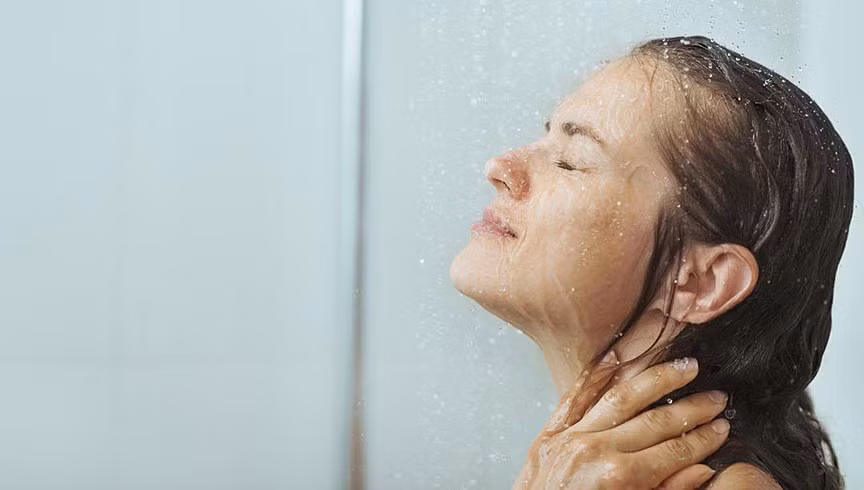 Mùa đông lớp da chết khá nhiều nên khi tắm bạn thường có những động tác kỳ cọ, chà xát mạnh lên da, việc chà xát mạnh trong lúc tắm sẽ vô tình làm tổn thương bề mặt da.