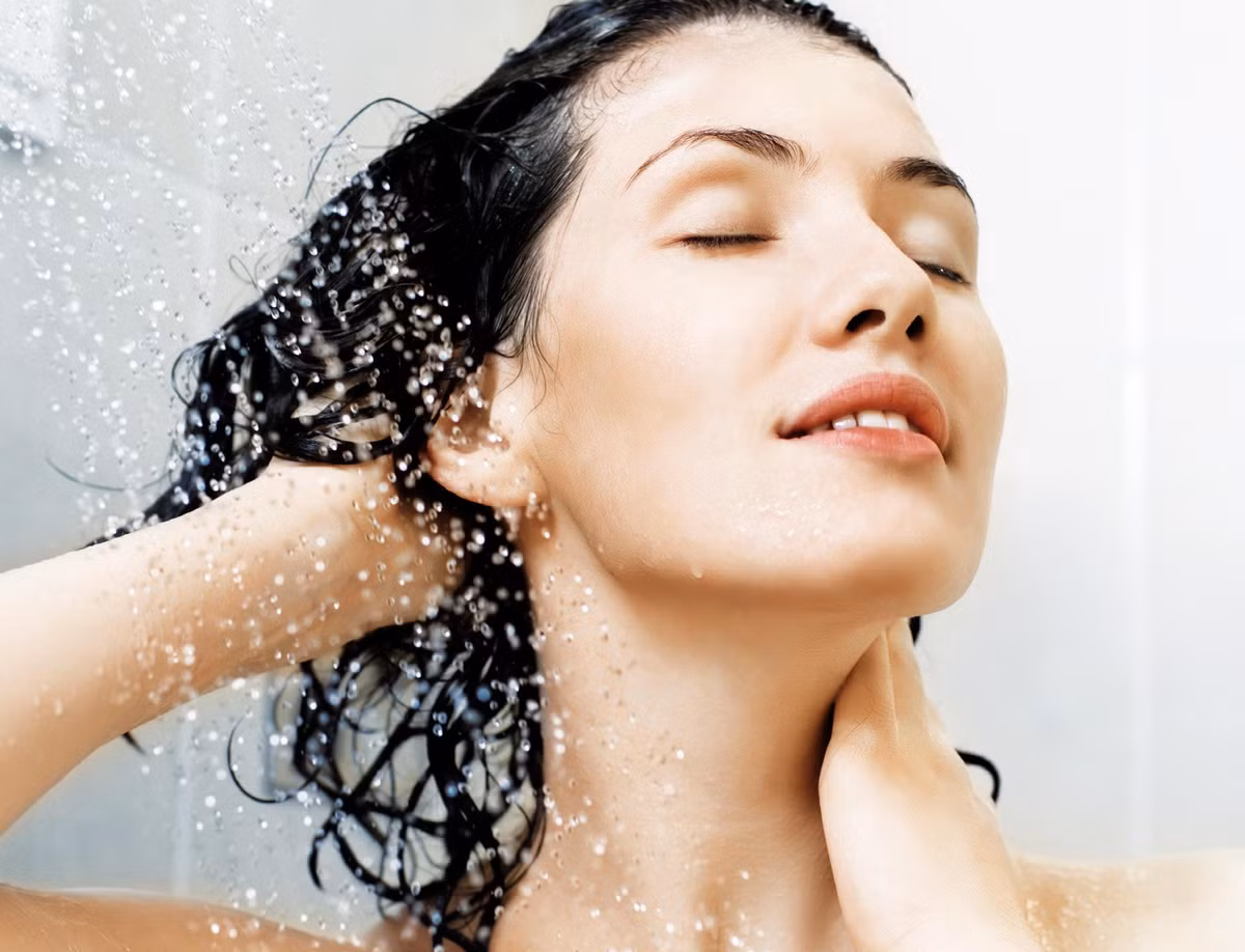 Lưu ý nhiệt độ thích hợp cho nước tắm ngày lạnh giá là từ 24-29 độ C. Mỗi tuần chúng ta cũng chỉ nên tắm từ 3-4 lần là vừa có thể đảm bảo vệ sinh, vừa gìn giữ được sức khỏe bản thân.