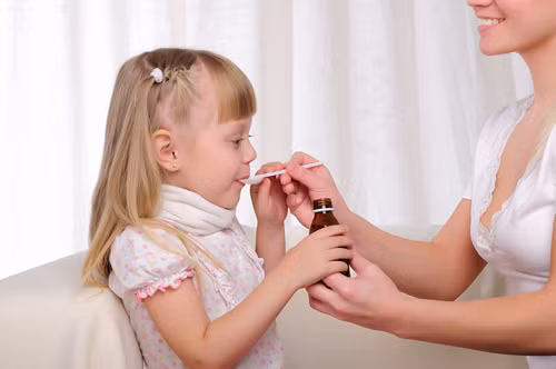 Sau khi sử dụng lọ siro chưa hết nên đem bỏ đi và tuyệt đối không dùng lại. Vì thuốc siro ho khi đã mở nắp rất dễ bị vi khuẩn tấn công, việc sử dụng đi, sử dụng lại nhiều lần sẽ gây bệnh cho trẻ.