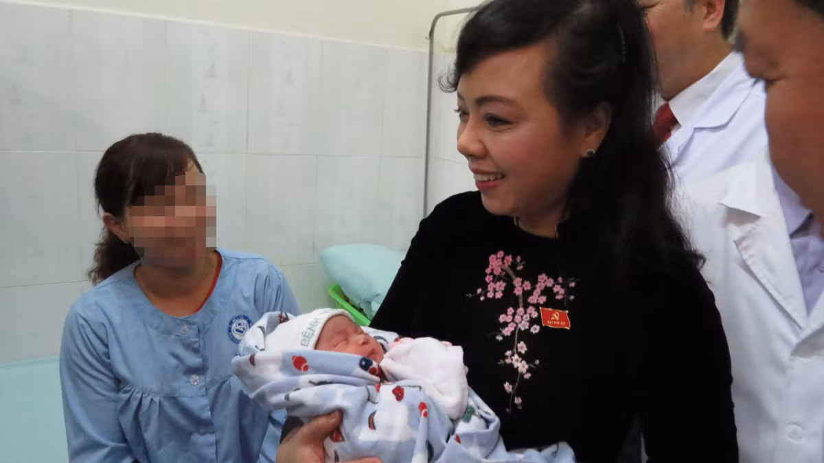 Bộ trưởng Nguyễn Thị Kim Tiến cũng bày tỏ vui mừng trước những đóng góp của ngành Y cho nguyện vọng chính đáng của những cặp vợ chồng hiếm muộn. Ảnh Bộ trưởng bế em bé đầu tiên được sinh ra nhờ mang thai hộ ở nước ta.