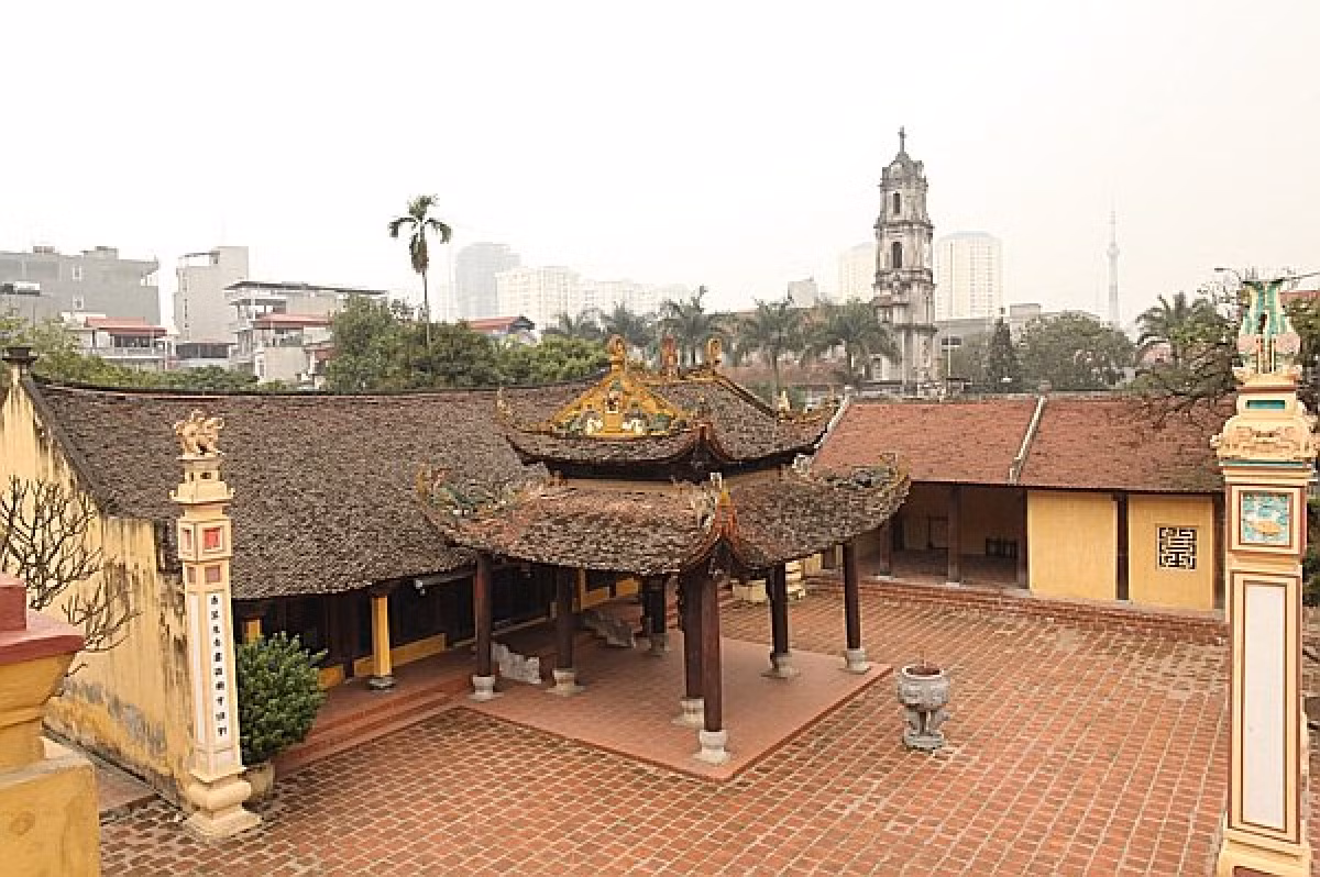 Chuyện kể rằng, trên đường đi sứ về, đoàn sứ giả có dịp thăm nhiều xưởng dệt tơ. Phùng Khắc Khoan để ý quan sát và ghi chép kỹ lưỡng kỹ thuật của họ. Trở về nước, ông đã phổ biến cách dệt tơ cho vùng quê Kẻ Bùng, từ đó nơi đây có nghề sản xuất tơ lụa và nổi tiếng nhất là "lượt Bùng". 
