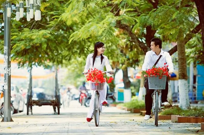 Một điều bất ngờ là bài thơ Chút tình đầu vô cùng lãng mạn về mối tình đầu tuổi học trò này lại được nhà thơ lấy nguồn cảm hứng từ một hình ảnh rất đỗi đời thường. 