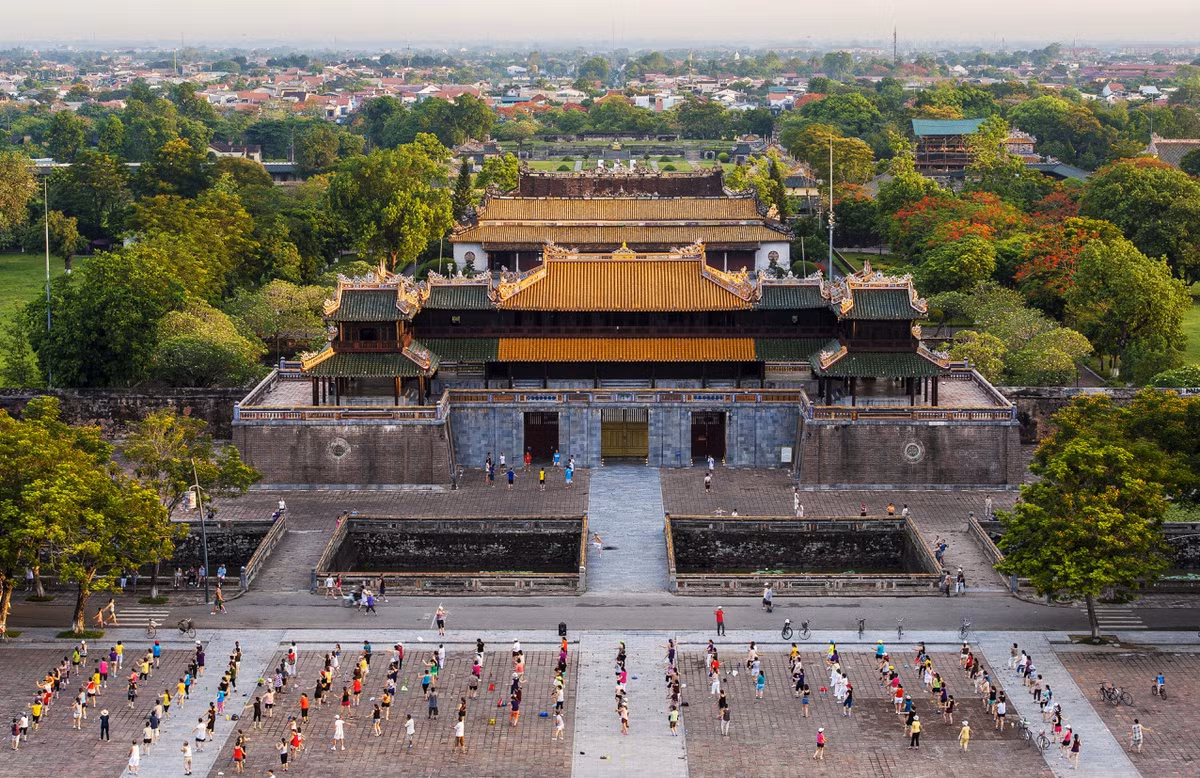 Đặt chân đến Huế, du khách như ngược thời gian trở về thế giới xa xưa, nơi nhà Nguyễn từng đóng đô trong suốt 143 năm. Huế bắt đầu trở thành kinh đô của các chúa Nguyễn từ thế kỷ XVI, gắn liền các câu chuyện thần bí. Biệt danh đất Thần Kinh của Huế bắt đầu xuất hiện từ thời nhà Nguyễn. Theo các nhà nghiên cứu văn hóa, Thần Kinh là từ ghép giữa “kinh đô” và “thần bí”. Do đó, đất Thần Kinh có nghĩa là “Kinh đô thần bí”. Ảnh: Lê Huy Hoàng Hải.