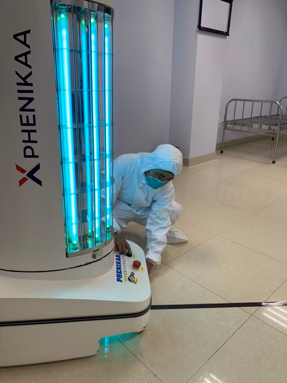 Robot sử dụng công nghệ dẫn đường từ trường. Robot sẽ chạy cùng với đèn UVC khử khuẩn theo đường line từ được dán sẵn. Line từ là một loại băng dính từ dùng để dẫn đường cho cảm biến từ tính được gắn trên robot.