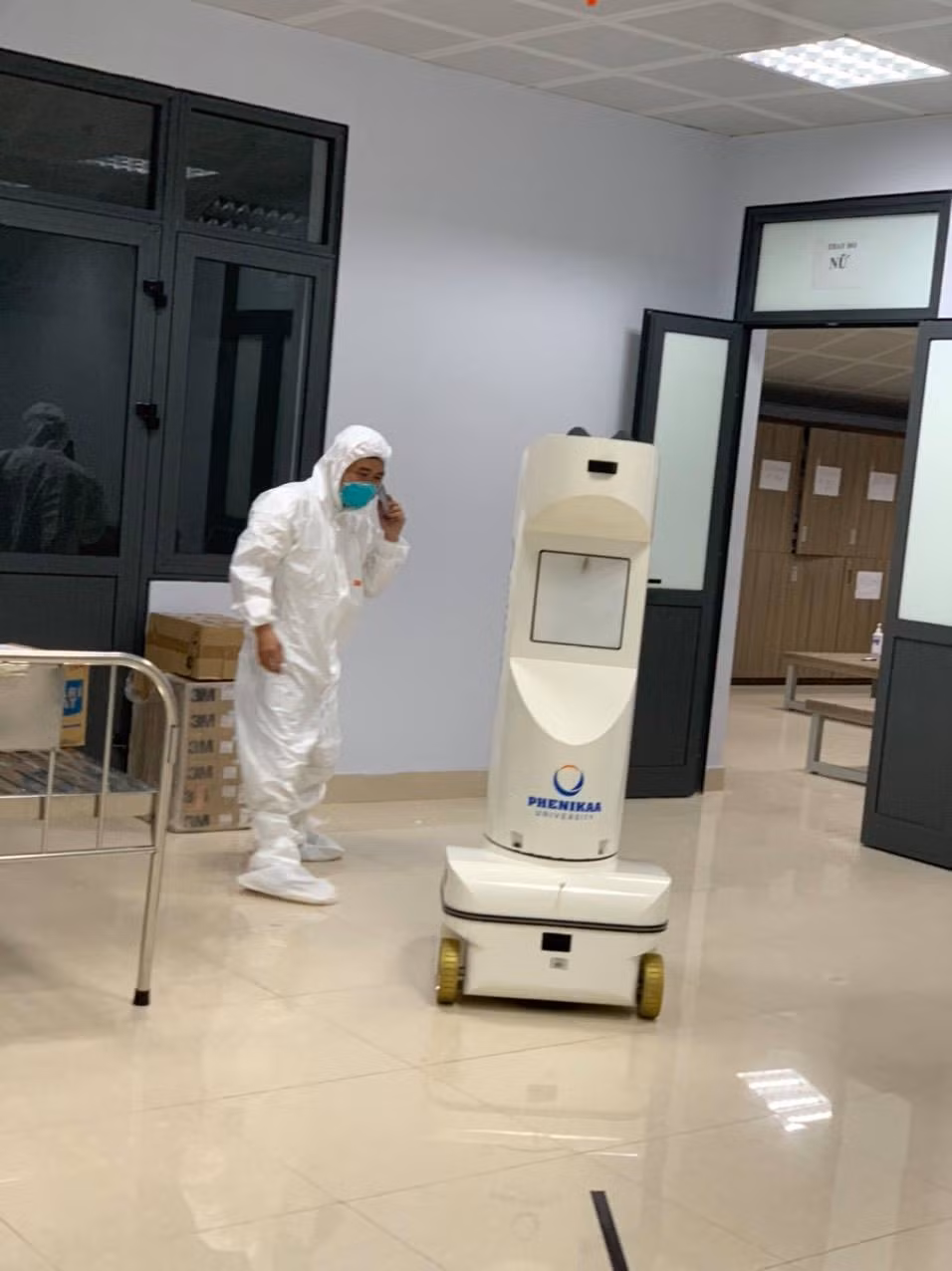 Vỏ robot cũng được thiết kế nhẵn, không có góc cạnh. Thiết kế này giúp tránh cho robot trở thành nguồn bám vi khuẩn, virus và dễ dàng trong việc vệ sinh.