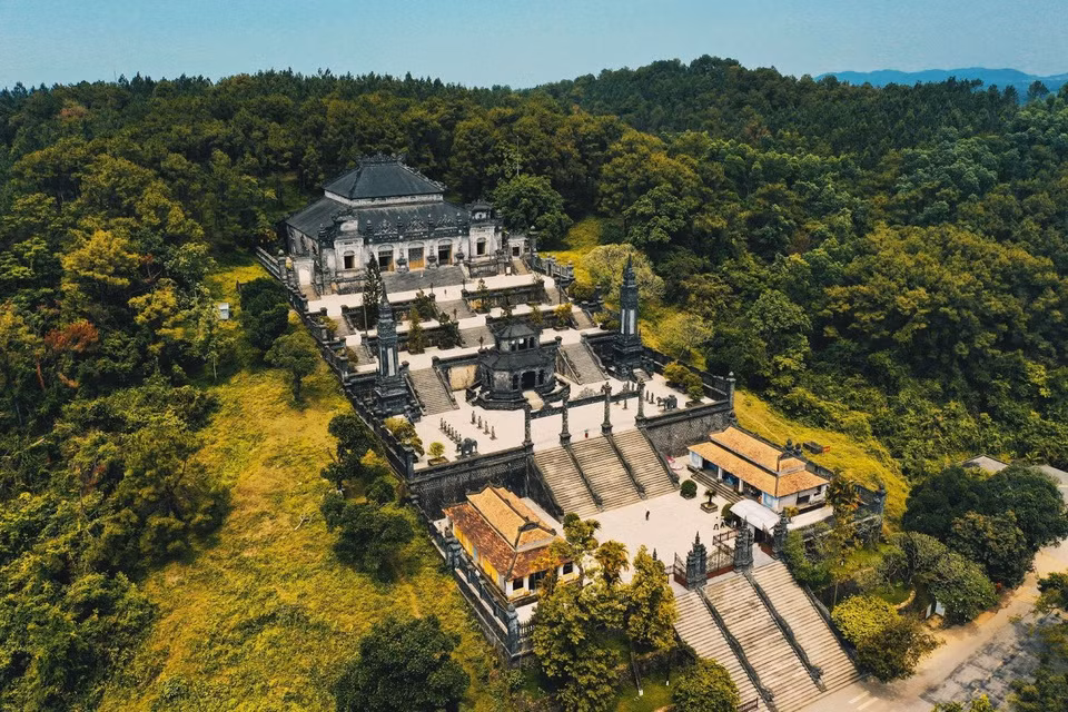 Năm 1993, Quần thể di tích Cố đô Huế (Thừa Thiên - Huế) được UNESCO công nhận, trở thành Di sản Văn hóa Thế giới đầu tiên của Việt Nam. So với các cố đô khác trong cả nước, Huế là nơi duy nhất còn bảo lưu khá nguyên vẹn tổng thể kiến trúc nghệ thuật cung đình với hệ thống thành quách, cung điện, lăng tẩm, chùa quán... độc đáo, đặc sắc. Đây cũng là điểm đến nổi tiếng, thu hút đông du khách trên bản đồ du lịch miền Trung. Ảnh: Tài Phạm.