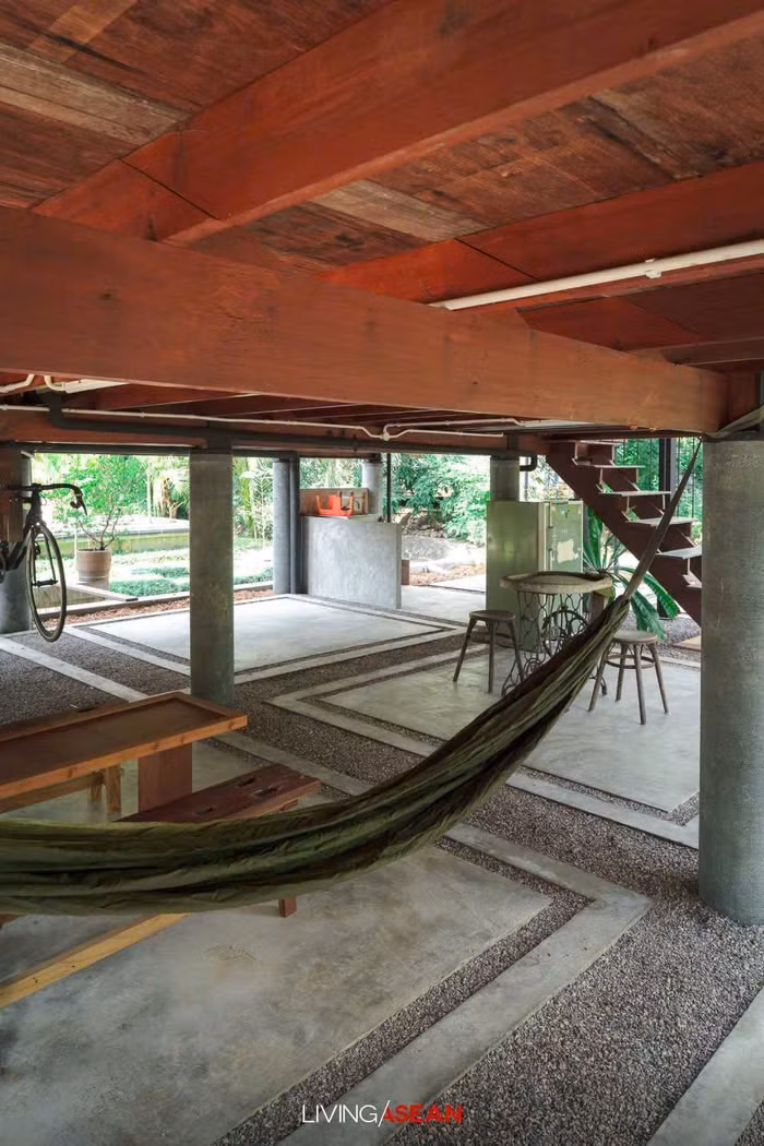 Các bức tường bên ngoài được xây dựng bằng các loại gỗ khai hoang, bao gồm gỗ hương đỏ, gỗ lim và gỗ dầu rái. Các tấm ván tường ngắn hơn được sử dụng một cách khéo léo để tăng thêm sự ấm áp và quyến rũ cho không gian sống. Nhìn chung, đây là một ngôi nhà được thiết kế theo phong cách mở, phù hợp với lối sống của một gia đình nhỏ.