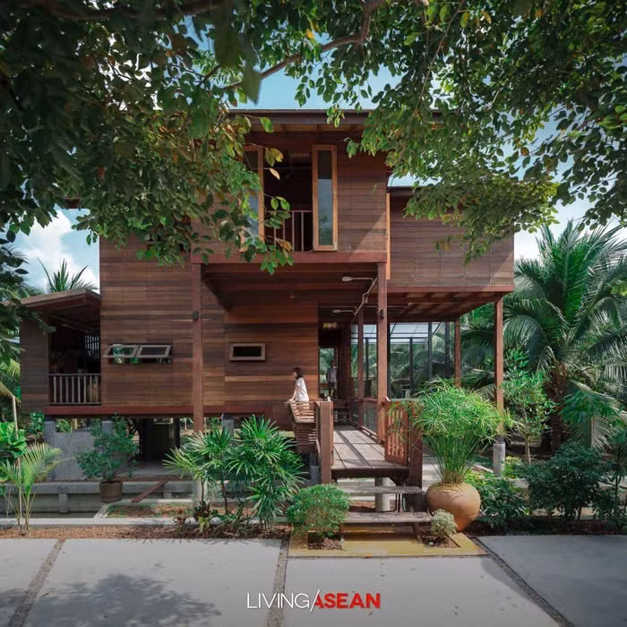 Sàn gỗ được nâng lên trên các cột bê tông để tăng cường sự ổn định và thông gió tốt hơn. Trong khi cấu trúc thượng tầng được chế tác thủ công từ gỗ thô mộc, mang đến cho ngôi nhà phong cách trang trí mộc mạc và hiện đại.