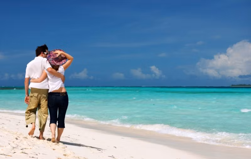 Nô đùa gợi cảm cùng bạn tình trên bãi biển là vi phạm pháp luật ở Tây Ban Nha. Nếu vi phạm bạn sẽ bị phạt 75.000 euro (khoảng 1,8 tỷ đồng).