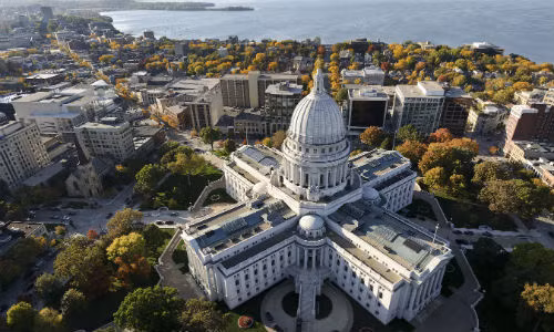 Cấm xuất tinh là một trong những điều luật cấm lạ lùng tại bang Wisconsin, Mỹ. Điều luật khiến không ít người cảm thấy oái oăm khi cấm nam giới không được phép xuất tinh khi bạn tình thăng hoa.