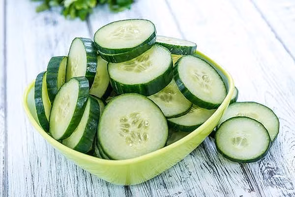 Để cảm nhận trọn vẹn hương vị và độ giòn, bạn nên ăn dưa chuột sống.