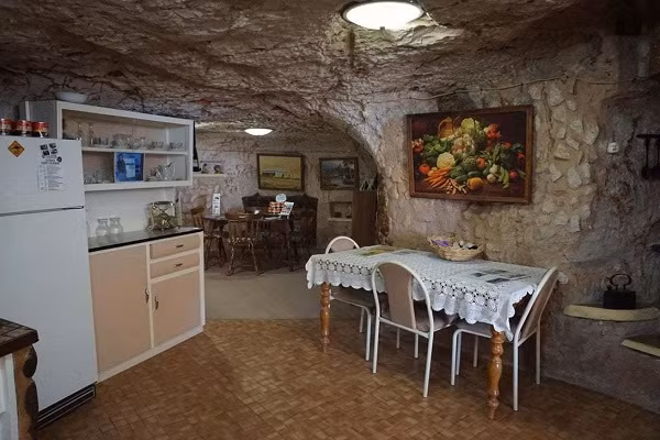 Coober Pedy được mệnh danh là thủ đô opal của thế giới do sản lượng lớn opal được khai thác ở đây. Coober Pedy được thành lập vào năm 1915, khi nam thiếu niên 14 tuổi phát hiện ra trữ lượng lớn opal hay còn gọi là ngọc mắt mèo trong chuyến đi tìm vàng cùng nhóm tìm kiếm của cha mình. Hiện nay dân số ở đây là hơn 2.000 người.