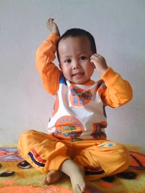 Be trai 3 tuoi mat tich nua nam nghi bi bat coc-Hinh-3