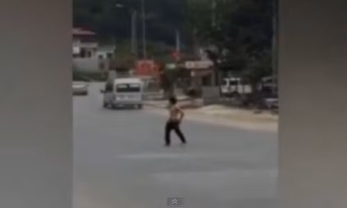 Hình ảnh nam thanh niên được cho là "ngáo đá" trên quốc lộ 1A.