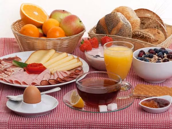Bữa sáng lành mạnh: Bữa sáng lành mạnh sẽ cung cấp đủ năng lượng cho cơ thể. Nó là một trong những biện pháp tốt nhất để tăng cường năng lượng não bộ vào buổi sáng.