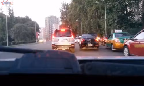 Hình ảnh ô tô lưu thông trên đường phố Triều Tiên.