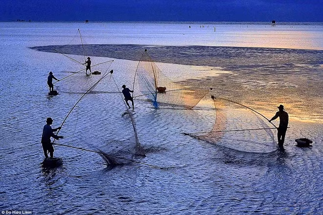 Tác phẩm “Buổi sáng” của tác giả Đỗ Hiếu Liêm, Việt Nam, đoạt giải khuyến khích. CGAP cho biết, khoảng 10% dân số thế giới sống dựa vào nghề đánh bắt, sản xuất thuỷ sản và hải sản. Ở Việt Nam, công việc này mang lại một nguồn thu nhập đáng kể. Ảnh: Đỗ Hiếu Lâm.