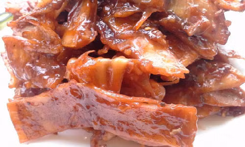 Mực khô rim me lai rai ngày mưa.