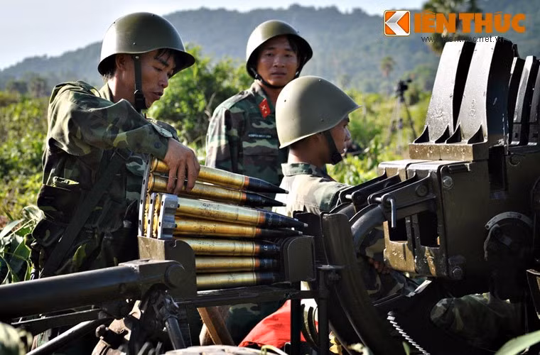 Pháo phòng không 37mm loại một nòng (kiểu 61-K) và loại hai nòng (kiểu K65) được trang bị cho bộ đội Việt Nam có thể hạ được xe tăng bằng hai kiểu đạn: đạn xuyên giáp có vạch đường BR-167 xuyên 47mm ở cách 500m hoặc 37mm cách 1.000m; đạn xuyên thép siêu tốc BR-167P xuyên thủng 57mm cách 1.000m.