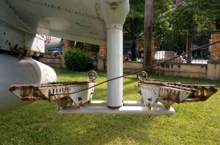 Cận cảnh điểm treo với hai giá phóng đặt tên lửa chống tăng AT-2.