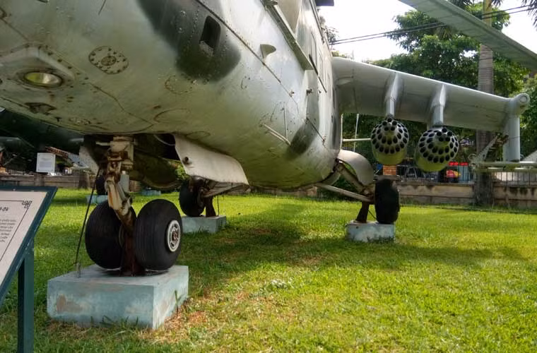 Càng bánh đáp của Mi-24 có thể gấp gọn vào bên trong.