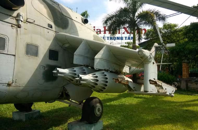 Hai bên hông trực thăng Mi-24 thiết kế hai cánh nhỏ vừa góp phần tăng lực nâng, vừa là điểm treo vũ khí. Mẫu Mi-24 mà Việt Nam nhận được có đến 6 điểm treo ở hai bên cánh cho phép mang tối đa bốn cụm ống phóng rocket cỡ 57mm và bốn tên lửa chống tăng.