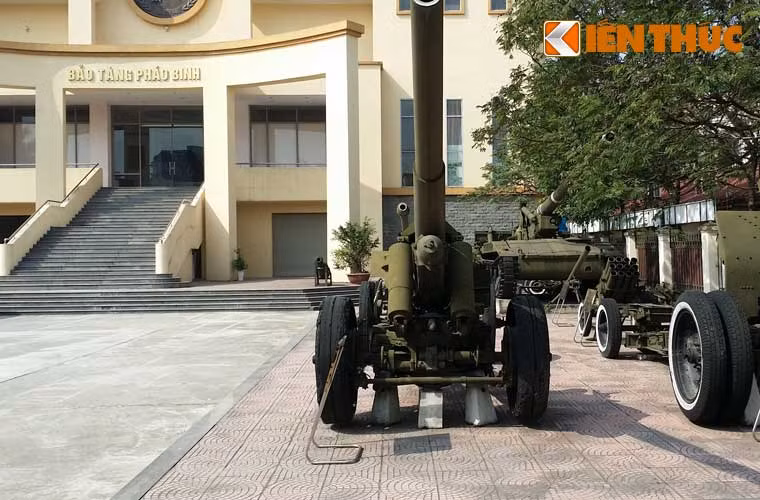 Nó có trọng lượng chiến đấu lên đến 7,11 tấn, hành quân là 7,9 tấn, dài tổng thể 8,725m (chiều dài nòng 5,6m), rộng 2,345m, cao 2,27m. Trong khi đó, khẩu pháo có tầm bắn xa nhất Việt Nam là M46 130mm có trọng lượng khoảng 7,7 tấn, hay pháo 122mm D74 phát triển cuối CTTG 2, có tầm bắn xa hơn nhưng trọng lượng chỉ có 5,6 tấn.