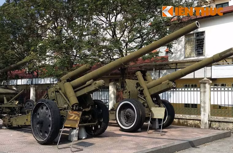 Trong kháng chiến chống Đế quốc Mỹ, Liên Xô đã viện trợ cho pháo binh Việt Nam khá nhiều loại pháo được sử dụng từ trong cuộc Chiến tranh Thế giới thứ 2. Trong ảnh là khẩu pháo nòng dài A19 122mm được Liên Xô thiết kế từ trước khi xảy ra chiến tranh với phát xít Đức, được viện trợ cho Việt Nam trong kháng chiến chống Mỹ. Đại đội 442 Pháo binh Hà Tĩnh lập công xuất sắc bắn chìm tại chỗ một tàu biệt kích, bắn cháy 1 chiếc khác vào ngày 16/6/1966.
