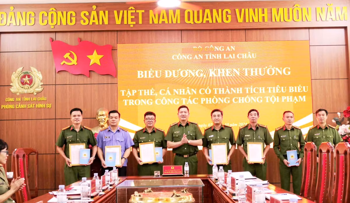 Cong an Lai Chau khen thuong Ban chuyen an trong 2 vu an