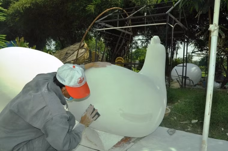 Nghệ nhân Văn Tòng (quận 12), người tạo hình linh vật gà cho biết: "Việc tạo hình gà trống và gà mái đã xong. Các nghệ nhân đang chỉnh sửa, hoàn thành để gắn lông trên linh vật".