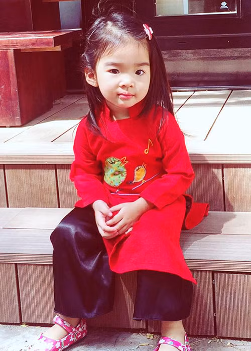 Hình ảnh bé Thỏ vô cùng xinh xắn khi diện áo dài. Trước ống kính, nhóc tì nhà Xuân Lan cũng tỏ ra khá dạn dĩ.