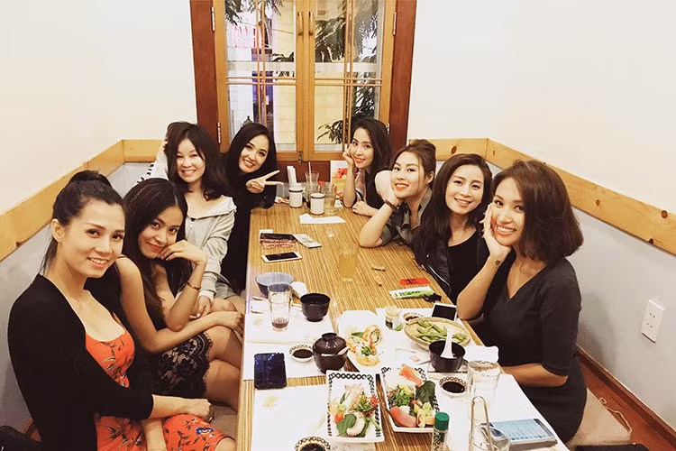 Hội bạn thân toàn mỹ nhân Việt của showbiz Việt gồm: Vân Hugo, Mai Phương Thúy, Quỳnh Nga, Hoàng Thùy Linh tụ họp.
