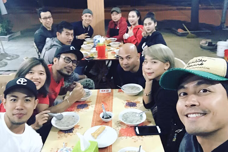 MC Phan Anh đặt chân đến Thanh Hóa. Nam MC chia sẻ, anh và đoàn thiện nguyện sẽ có mặt tại Nông Cống.