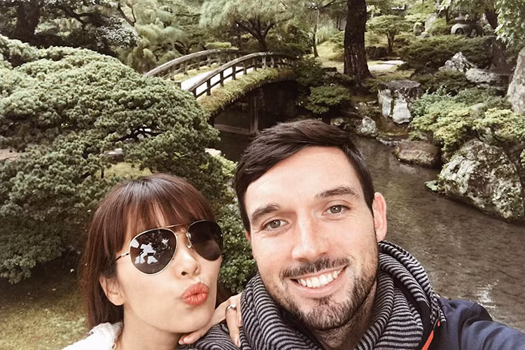 Vợ chồng siêu mẫu Hà Anh đến thăm thành phố Kyoto của Nhật Bản.