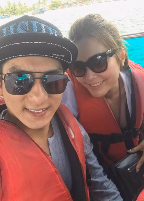 Hồi hẹn hò, Thúy Oanh thường xuyên bay về Việt Nam để thăm Bảo Duy cũng như để tiện cho công việc. Sau khi kết hôn, cô cũng di chuyển giữa Việt Nam và Australia.