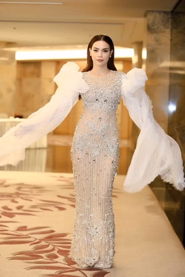 Ho Ngoc Ha dien dam xuyen thau "mac nhu khong" gay phan cam