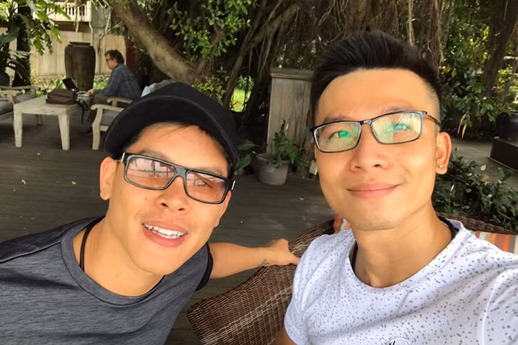 John Huy Trần và người yêu bên nhau đã được 9 năm. Cặp đôi cũng đã ra mắt hai bên gia đình và nhận được sự ủng hộ của người thân. Ảnh: FBNV