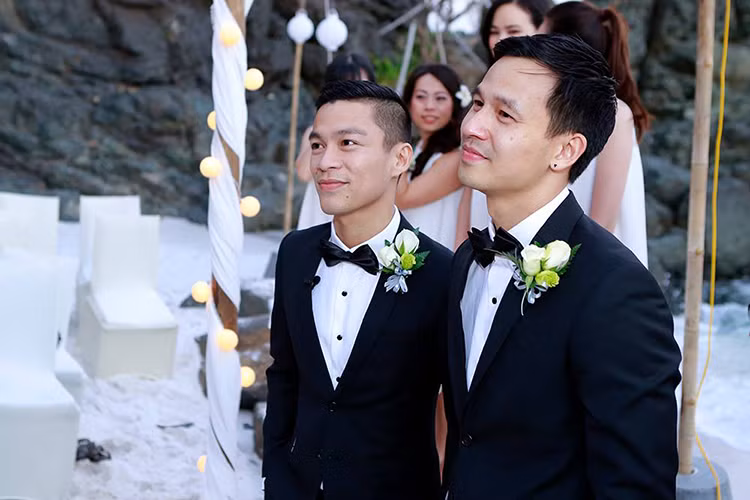Trước Hồ Vĩnh Khoa, Adrian Anh Tuấn cũng đã làm đám cưới đồng tính. Tháng 1/2015, nhà thiết kế tổ chức hôn lễ với Sơn Đoàn (phải). Ảnh: FBNV