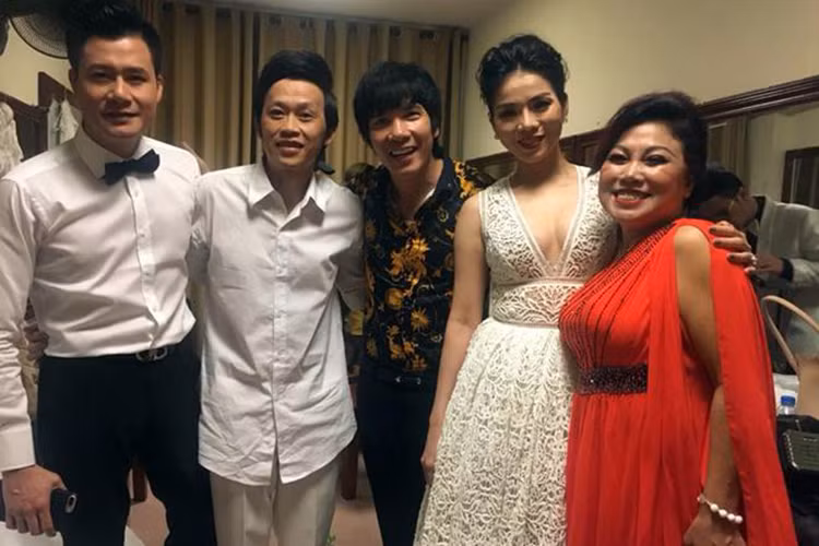 Theo lời Hồ Quang Tám, Hoài Linh từng biên tập album cho anh bởi ấn tượng với giọng hát của đàn em. Hồ Quang Tám còn chia sẻ anh cảm thấy may mắn khi được Hoài Linh giúp đỡ nhưng không vì thế mà anh dựa hơi vào nam danh hài. Ảnh: Dân Việt