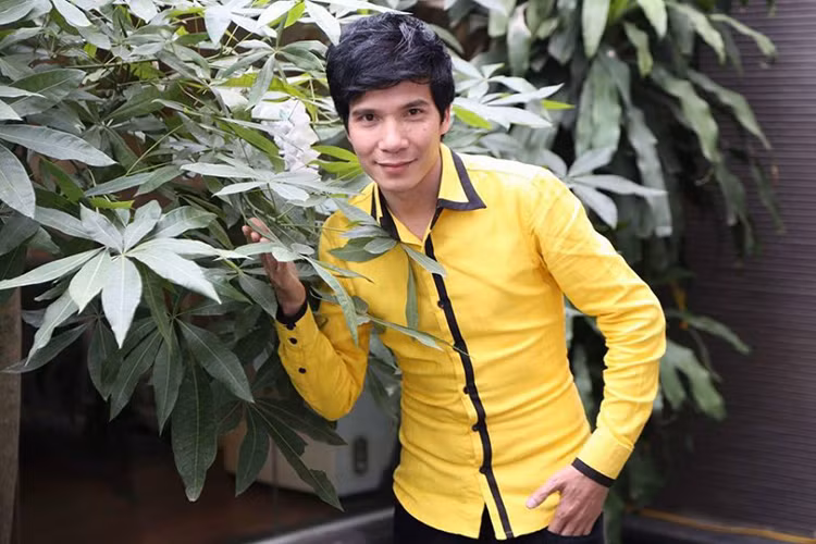 Hồ Quang Tám bắt đầu gây chú ý khi thể hiện thành công ca khúc “Tương tư nàng ca sĩ”. Sau ca khúc này, anh nhận được nhiều lời mời đi hát. Ảnh: Phụ nữ Việt Nam