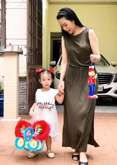 Sinh năm 2015, cô con gái út của diễn viên Trịnh Kim Chi lần thứ hai đón Trung thu. Ảnh: FBNV