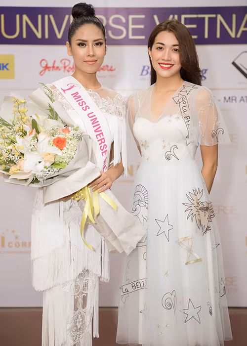 Á hậu Lệ Hằng – đại diện Việt Nam tại Hoa hậu Hoàn vũ Thế giới 2016 – đã tặng hoa chúc mừng và trao dải băng cho Nguyễn Thị Loan.