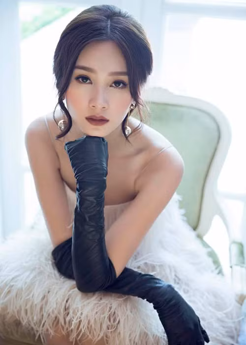Nàng hoa hậu được mệnh danh là “Thần tiên tỷ tỷ” Việt Nam được ngưỡng mộ không chỉ bởi nhan sắc mà còn bởi chuyện tình đẹp như mơ với bạn trai. Ảnh: FBNV