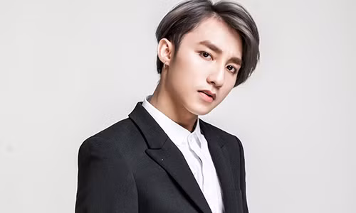 Son Tung M-TP cung dan sao “khung” bieu dien trong ban ket HHHV VN