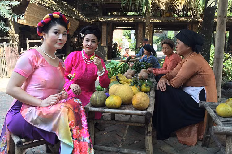 Kim Oanh cũng thường xuyên tham gia đóng phim hài Tết. Ngoài là diễn viên, cô còn đạo diễn cho các vở kịch. Được biết, Kim Oanh từng theo học khoa Đạo diễn Đại học Sân khấu Điện ảnh. Năm 2012, cô đã được phong tặng danh hiệu nghệ sĩ ưu tú. Ảnh: FBNV