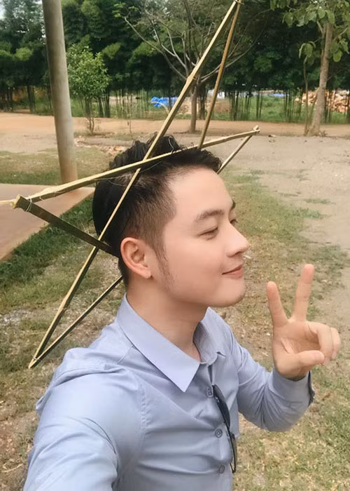 Thanh Duy Idol tạo dáng nhí nhảnh với chiếc đèn ông sao.