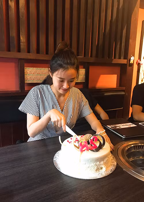 Midu bày tỏ hạnh phúc khi lần đầu tiên được các nhân viên tổ chức sinh nhật sớm đầy bất ngờ.